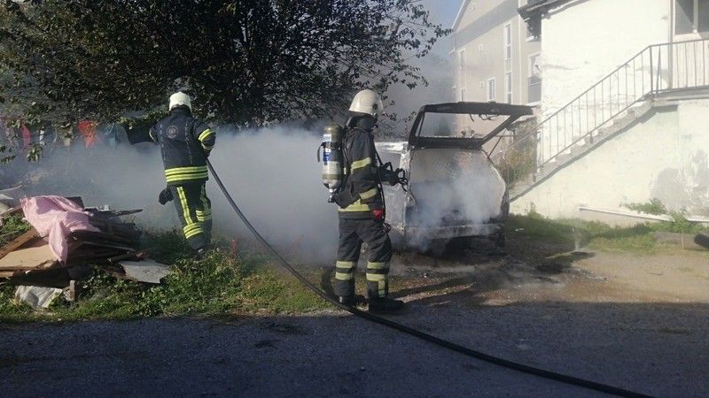 Park halindeki otomobil alev alev yandı