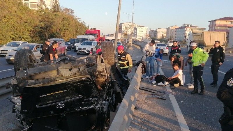 Montunu çıkarıp, yerde yatan yaralının başının altına koydu