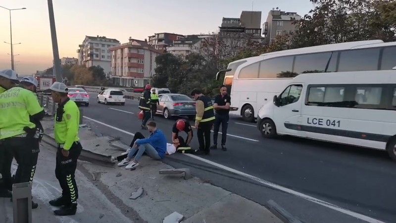 Montunu çıkarıp, yerde yatan yaralının başının altına koydu