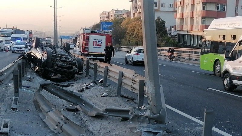 Montunu çıkarıp, yerde yatan yaralının başının altına koydu