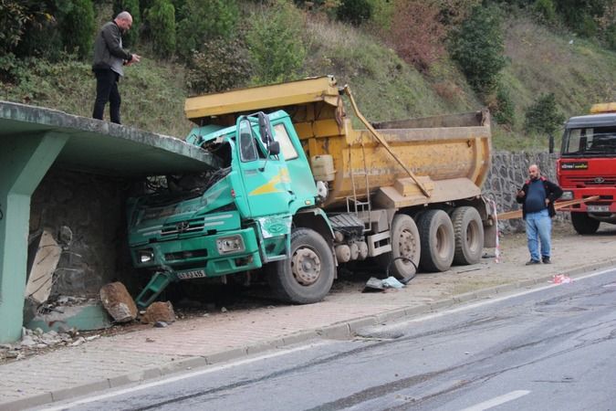 Beton kamyonun içine girdi, sürücü hayatını kaybetti