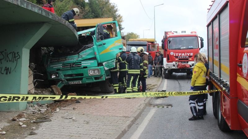 Beton kamyonun içine girdi, sürücü hayatını kaybetti