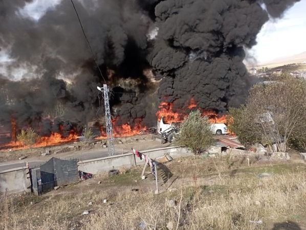 Ağrı’da tanker yolcu otobüsüyle çarpıştı, kaza sonrası yangın çıktı