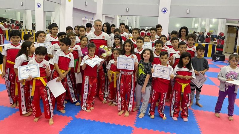 Turgay Dönmez genç sporculara belgelerini takdim etti