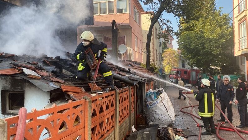  Bina alev topuna döndü, bir kadın fenalık geçirdi