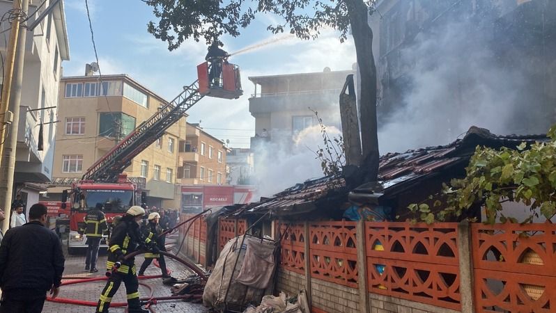  Bina alev topuna döndü, bir kadın fenalık geçirdi