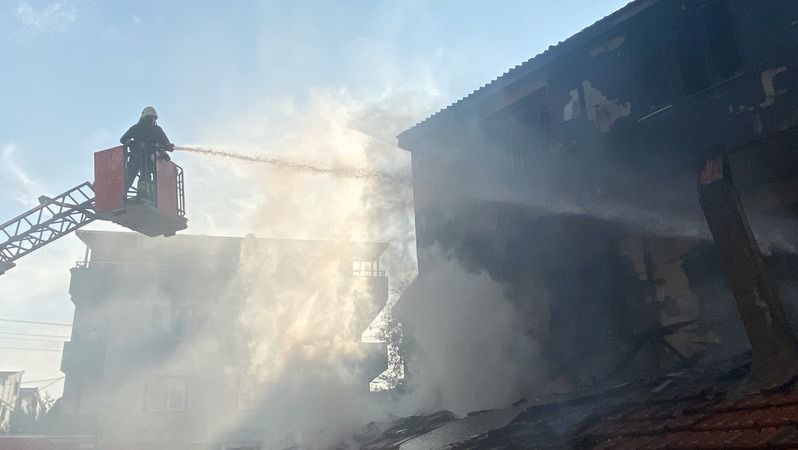  Bina alev topuna döndü, bir kadın fenalık geçirdi