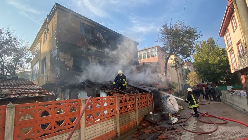  Bina alev topuna döndü, bir kadın fenalık geçirdi