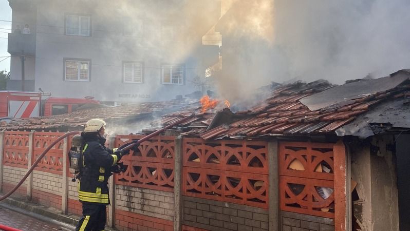  Bina alev topuna döndü, bir kadın fenalık geçirdi