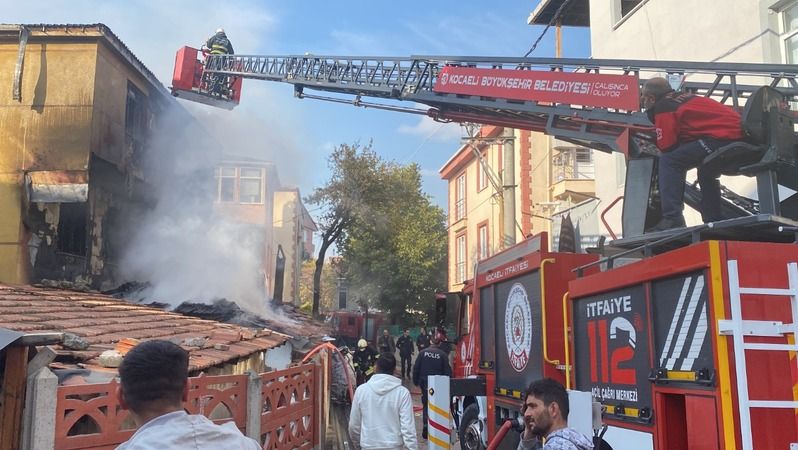  Bina alev topuna döndü, bir kadın fenalık geçirdi