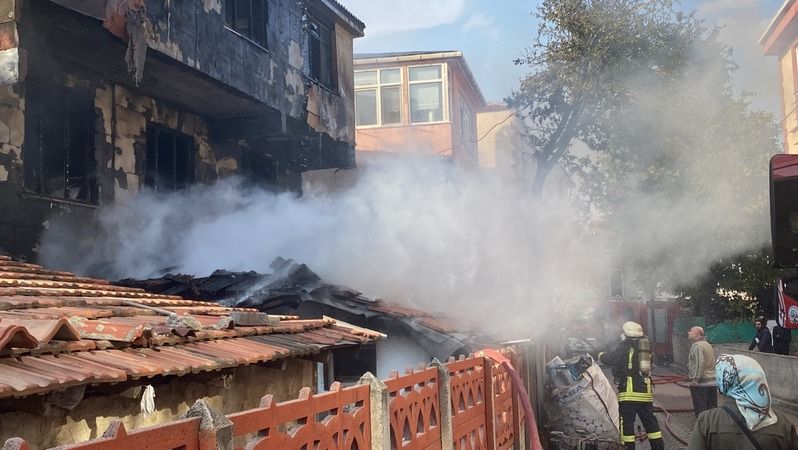  Bina alev topuna döndü, bir kadın fenalık geçirdi