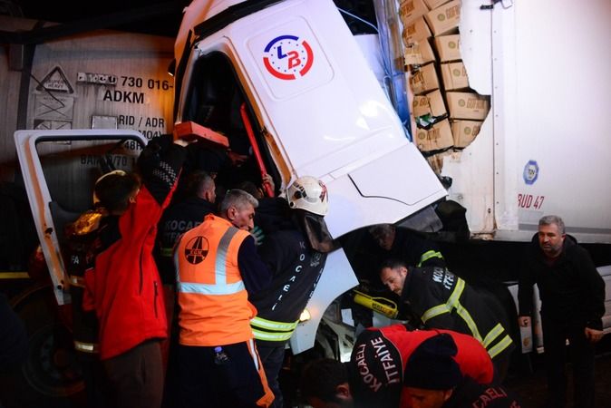 Kağıt gibi ezilen tırda sıkışan sürücüyü kurtarmak için seferber oldular