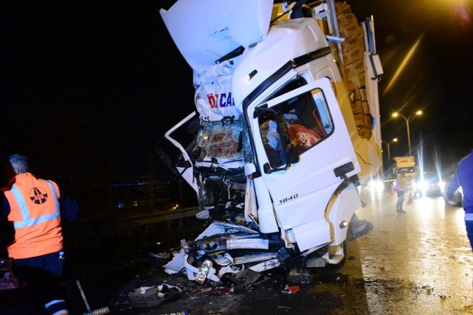 Kağıt gibi ezilen tırda sıkışan sürücüyü kurtarmak için seferber oldular