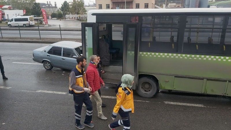 D-100’de yolcu indiren halk otobüsüne otomobil çarptı: 4 yaralı