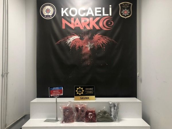 Araca zulalanmış 2 kilo uyuşturucuyu narkotik köpeği buldu