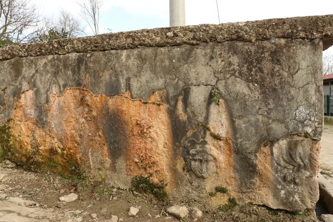  Medusa başı ve motifli lahit, köyün çeşmesi oldu