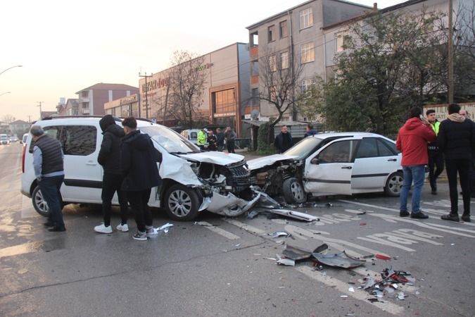 3 araç böyle çarpıştı, o anlar kamerada