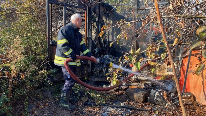 Bahçe içinde depo olarak kullanılan kamyon kasası alev alev yandı