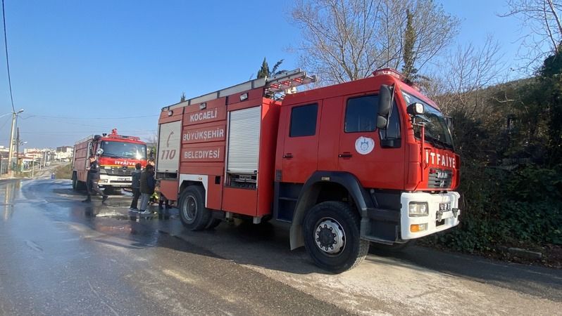 Bahçe içinde depo olarak kullanılan kamyon kasası alev alev yandı