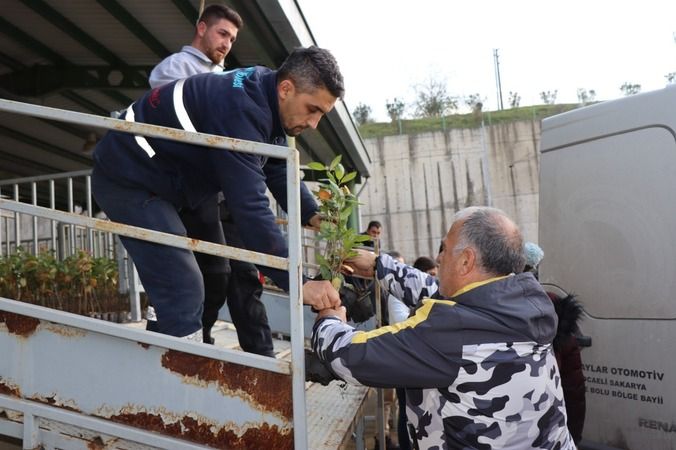 İzmit Belediyesinin hibe desteğiyle çiftçi toprağına süper meyve ekecek