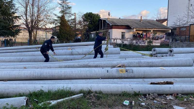 Kocaeli'de yabancı uyruklu çocuk betonların arasına sıkıştı