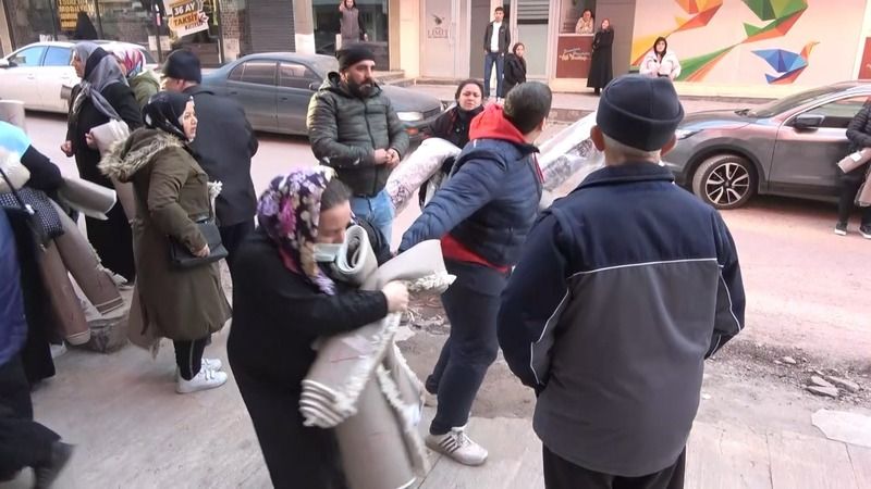 Havada uçuşan halıları kapmak için birbirlerini ezdiler