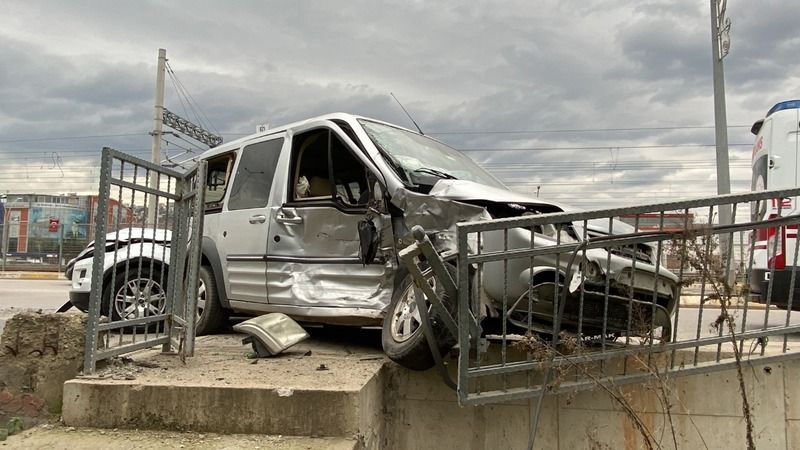 3 kişinin yaralandığı kazada trafik durdu, araçlar kontak kapattı