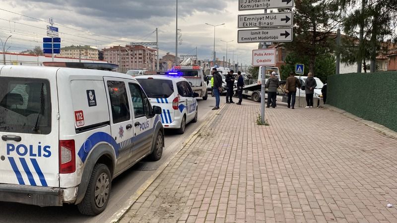 3 kişinin yaralandığı kazada trafik durdu, araçlar kontak kapattı