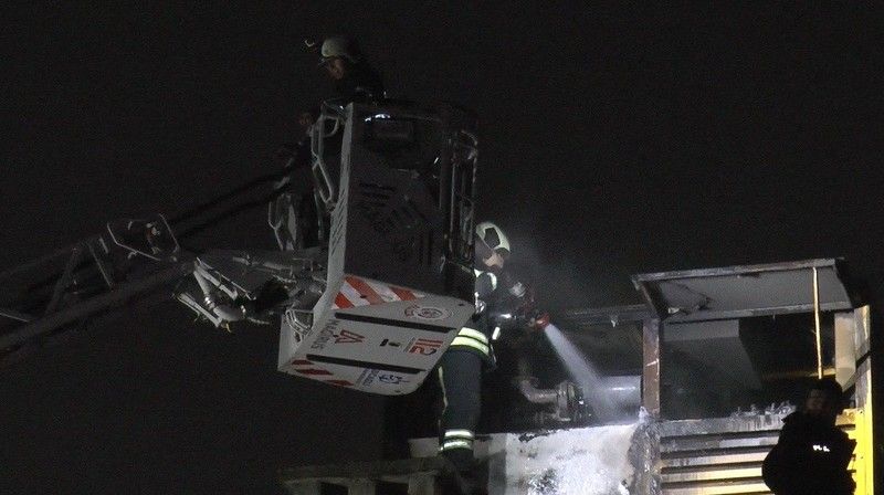 Arıtma tankeri fabrikasındaki yangın itfaiye ekiplerince söndürüldü