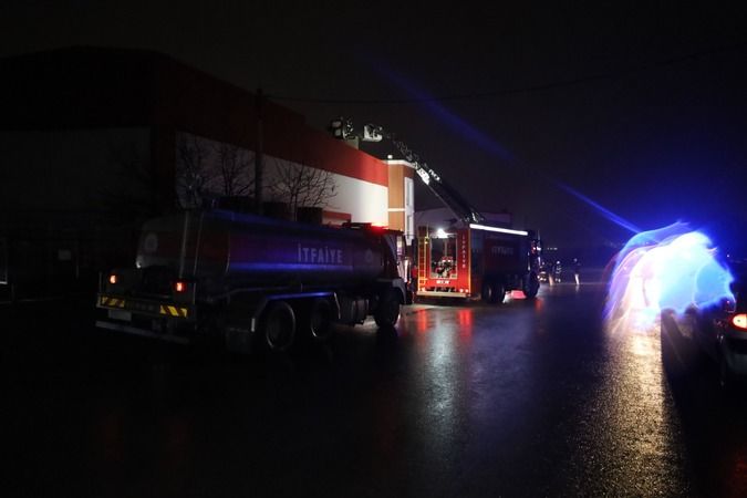 Arıtma tankeri fabrikasındaki yangın itfaiye ekiplerince söndürüldü