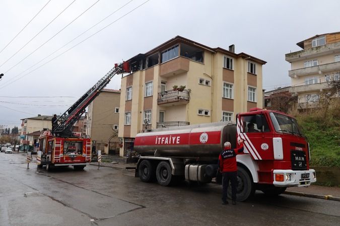 Binanın çatı katı alevlere teslim oldu