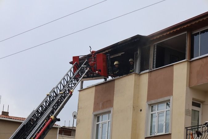 Binanın çatı katı alevlere teslim oldu