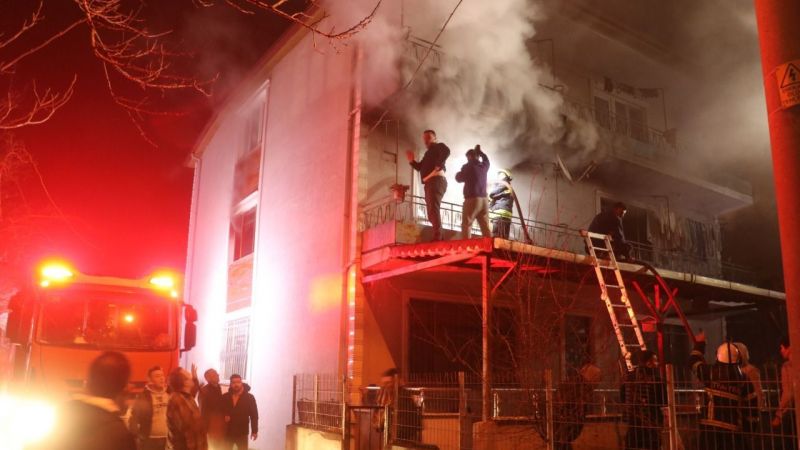 Yanan evlerini gözyaşları içinde çaresizlikle izlediler