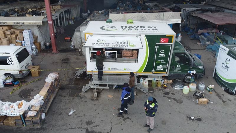 Deprem bölgesinde her gün binlerce kişiye sıcak yemek veriyorlar