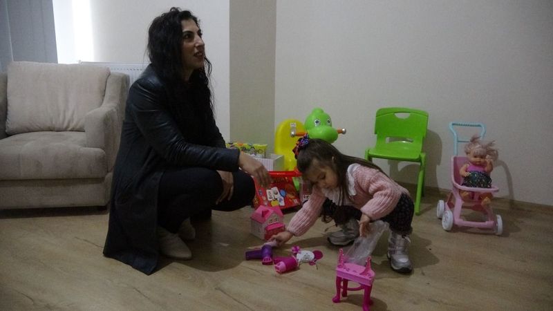 Eşyalarla döşenen 36 daire depremzedelere tahsis edildi