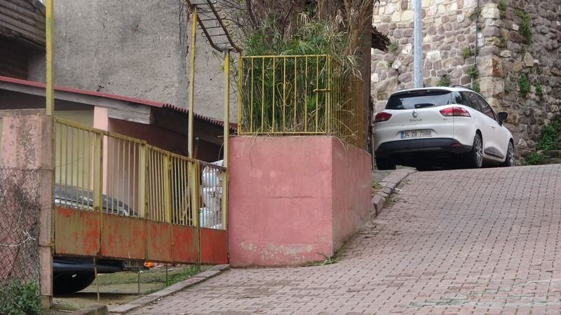 Evin önündeki gizemli türbe merak uyandırıyor