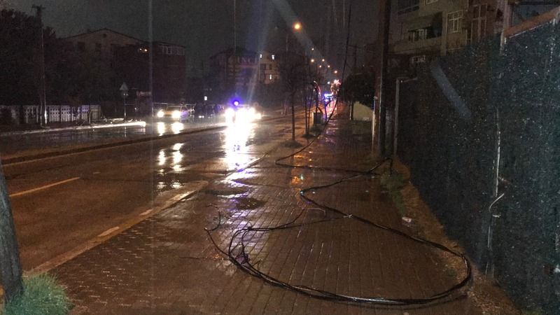 Vatandaşlar deprem zannetti: Seyir halinde dorsesi açılan kamyon elektrik tellerini devirdi