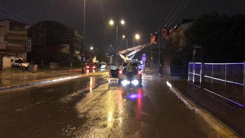 Vatandaşlar deprem zannetti: Seyir halinde dorsesi açılan kamyon elektrik tellerini devirdi