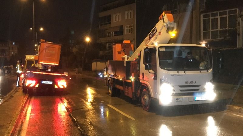 Vatandaşlar deprem zannetti: Seyir halinde dorsesi açılan kamyon elektrik tellerini devirdi