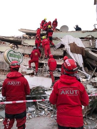 27 kişiyi yıkıntıların arasından sağ çıkaran ekibin lideri o anları anlattı