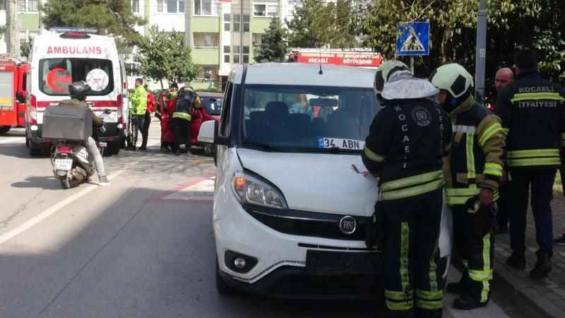 Yahya Kaptan'da 3 araçlı zincirleme kaza