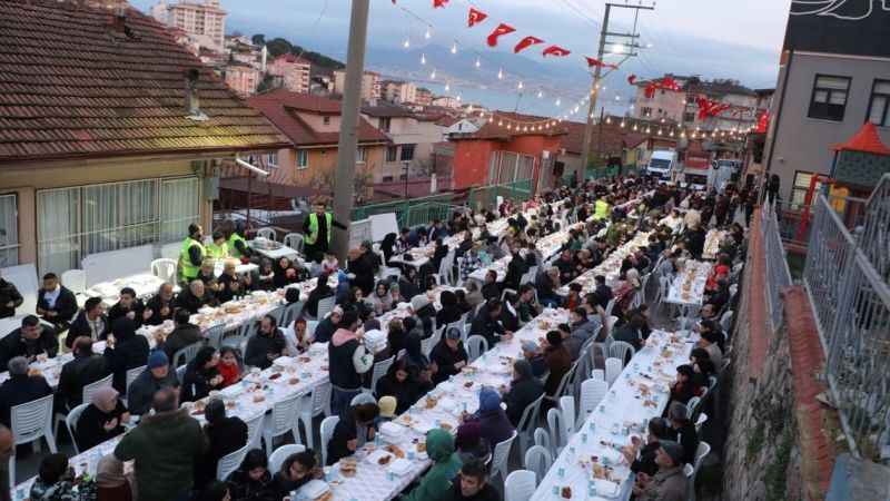 Büyükakın, Gültepelilerle birlikte iftar yaptı