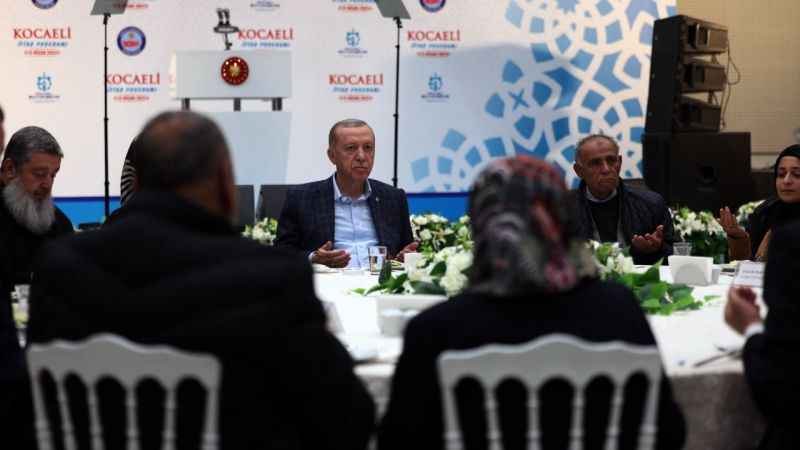 Cumhurbaşkanı Erdoğan depremzedeler ile iftarda buluştu