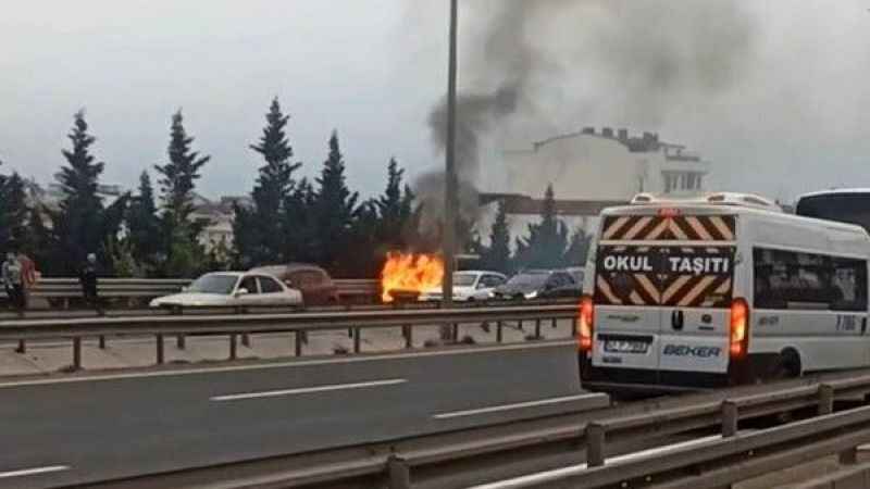 Seyir halindeki araç alev alev yandı