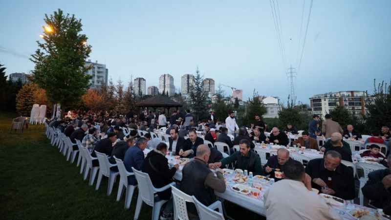 Büyükakın, Topçular Mahalle sakinleriyle iftarda buluştu