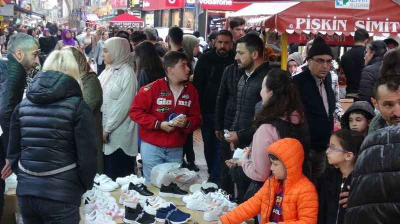 Sağanak yağışa rağmen bayram alışverişi yaptılar