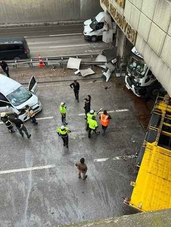 Derince'de kaza sonrası trafik felç oldu