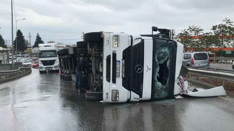 Virajda kontrolden çıkan tır devrildi