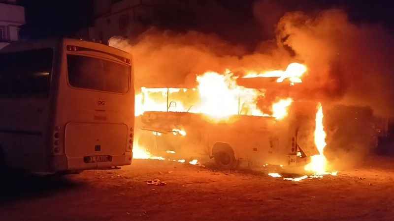 Park halindeki servis midibüsü alev topuna döndü