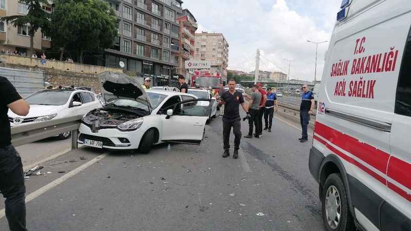 Kazada otomobilde sıkışan iki kız kardeşi itfaiye ekipleri kurtardı